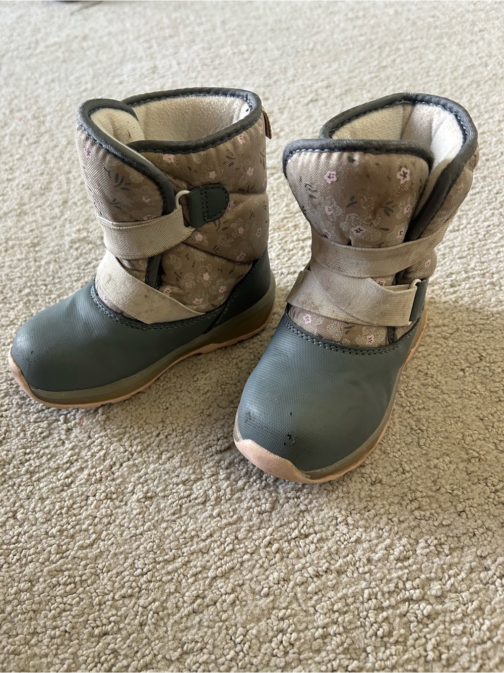 Carters snow boots size 8